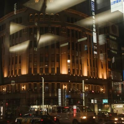 銀座和光ビルの夜景とタクシーが行き交う交差点の写真