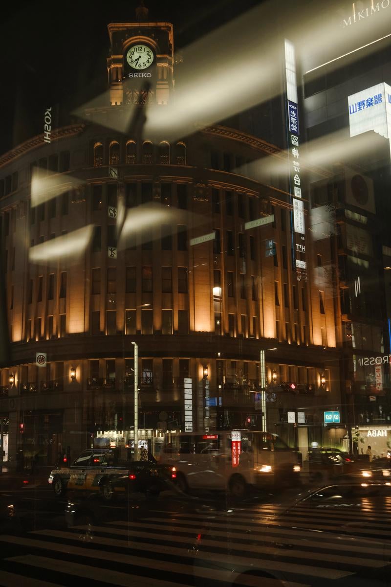 銀座和光ビルの夜景とタクシーが行き交う交差点の写真