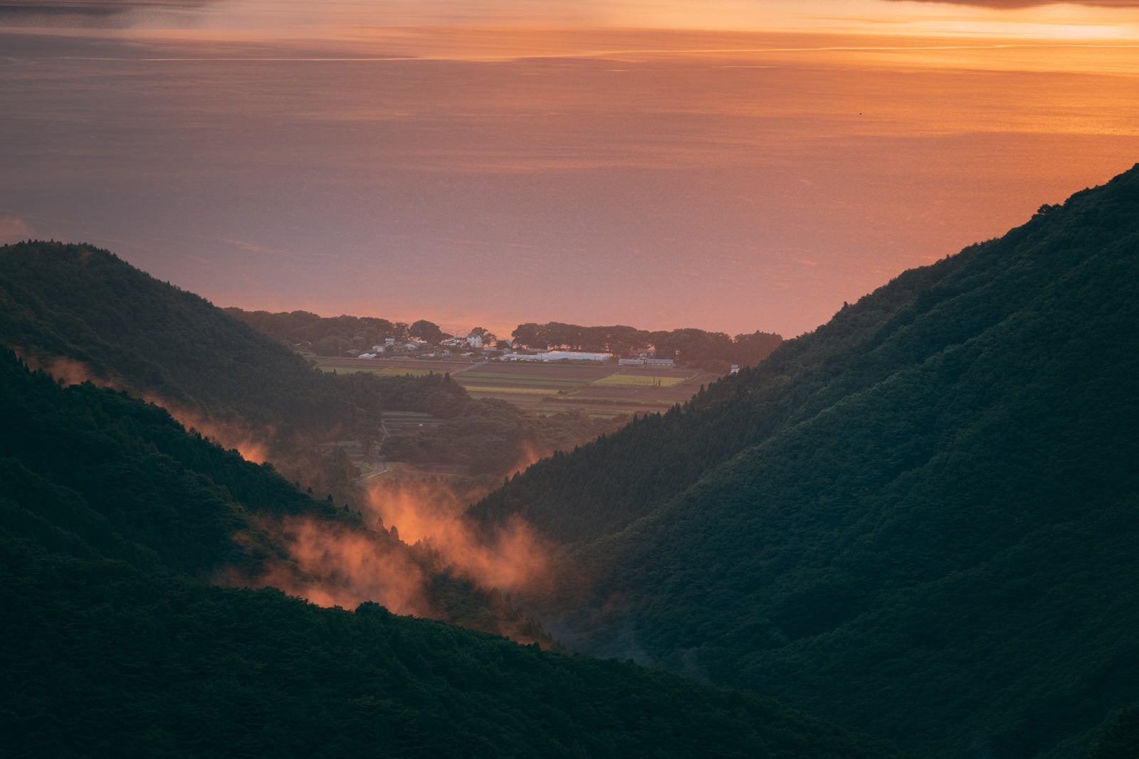 「夕焼けの御霊櫃峠から眺める猪苗代湖方面」の写真