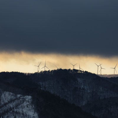 山頂の風力発電の写真
