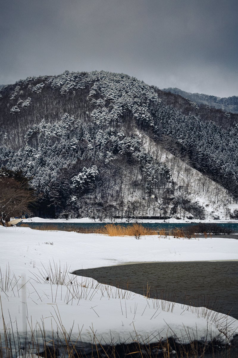 「雪山を望む郡山市の冬」の写真
