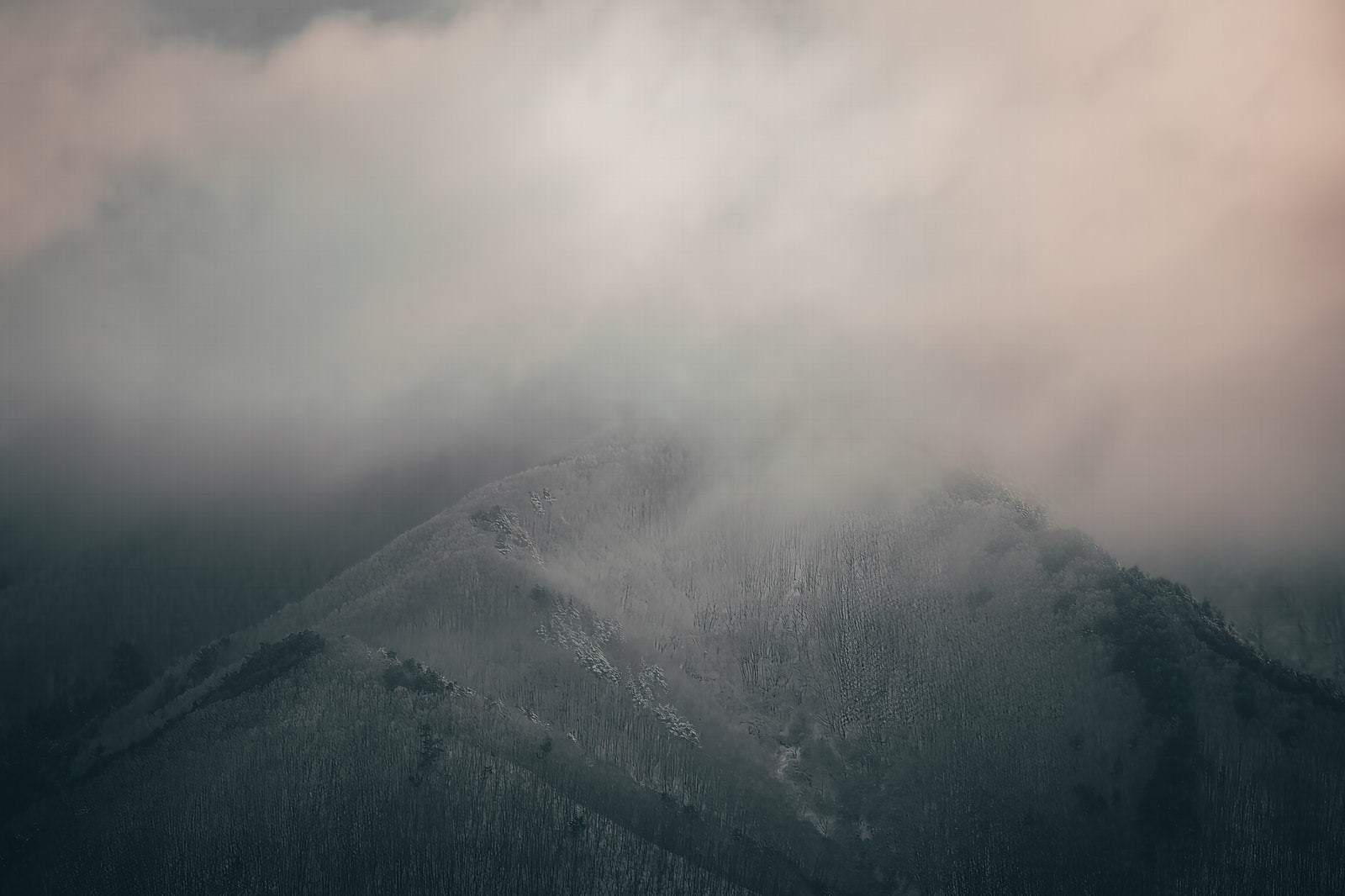 「郡山市の雪山の風景」の写真