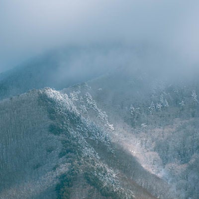 雪山に包まれた郡山市の冬景色の写真