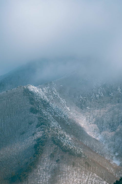 雪山に包まれた郡山市の冬景色の写真
