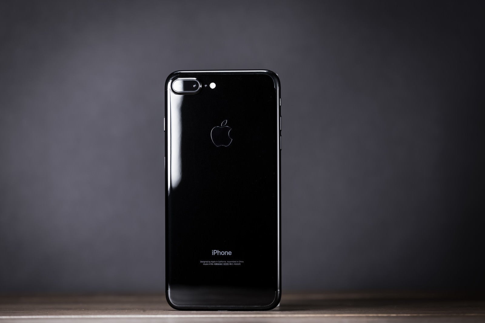 「光沢の反射が美しいブラックモデルのスマートフォン」の写真