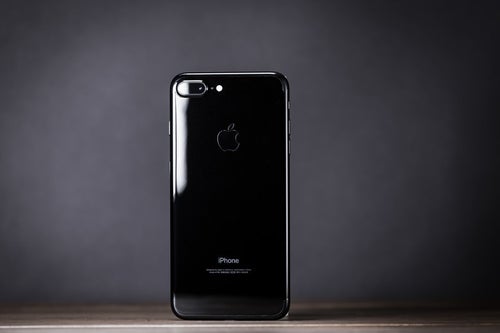 光沢の反射が美しいブラックモデルのスマートフォンの写真