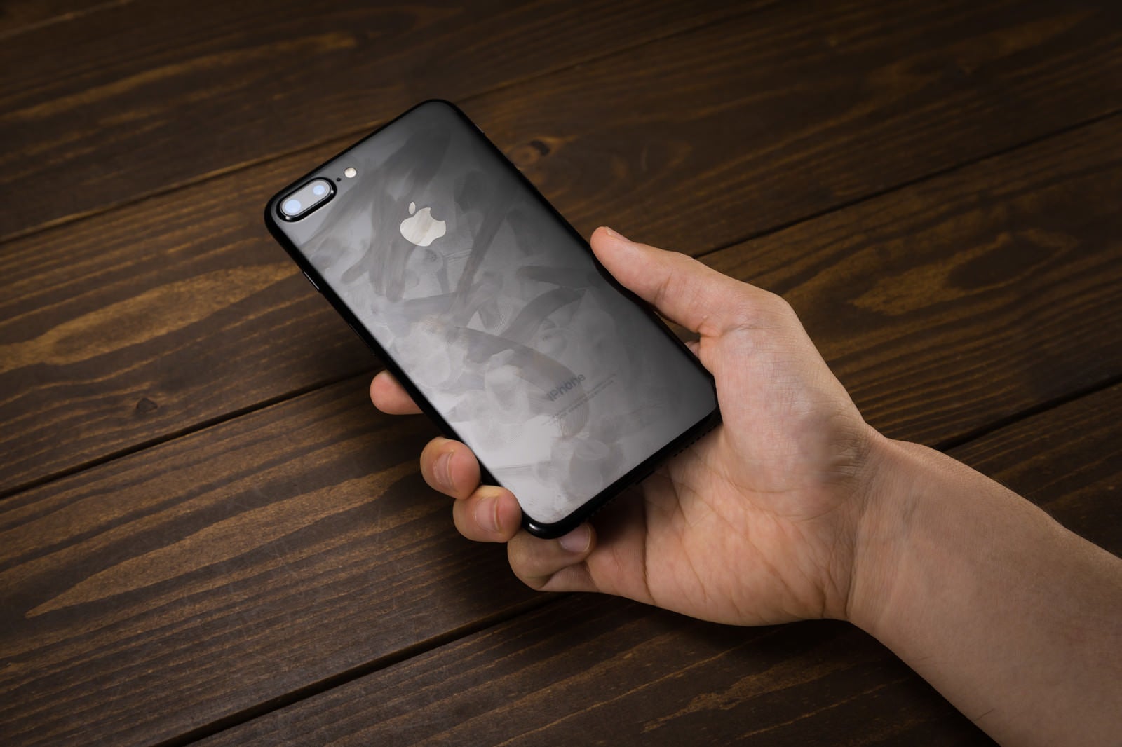 「指紋の跡がべったり残る光沢ボディのスマートフォン」の写真