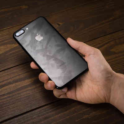 指紋の跡がべったり残る光沢ボディのスマートフォンの写真
