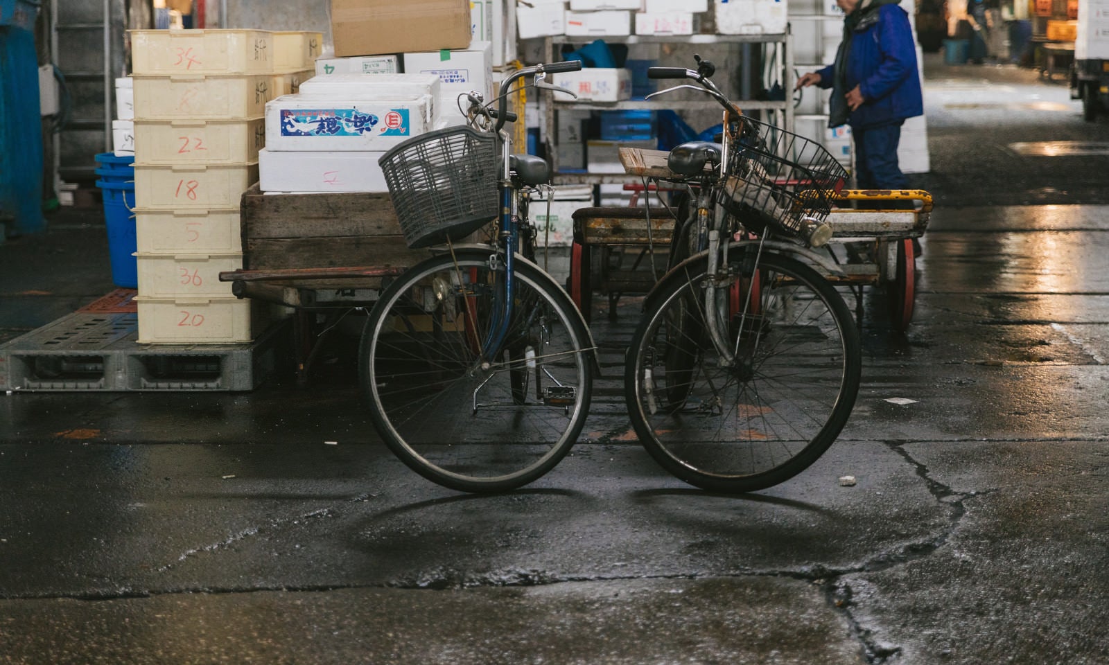 「割れたアスファルトと年期の入った自転車（築地市場内）」の写真