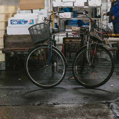 割れたアスファルトと年期の入った自転車（築地市場内）の写真