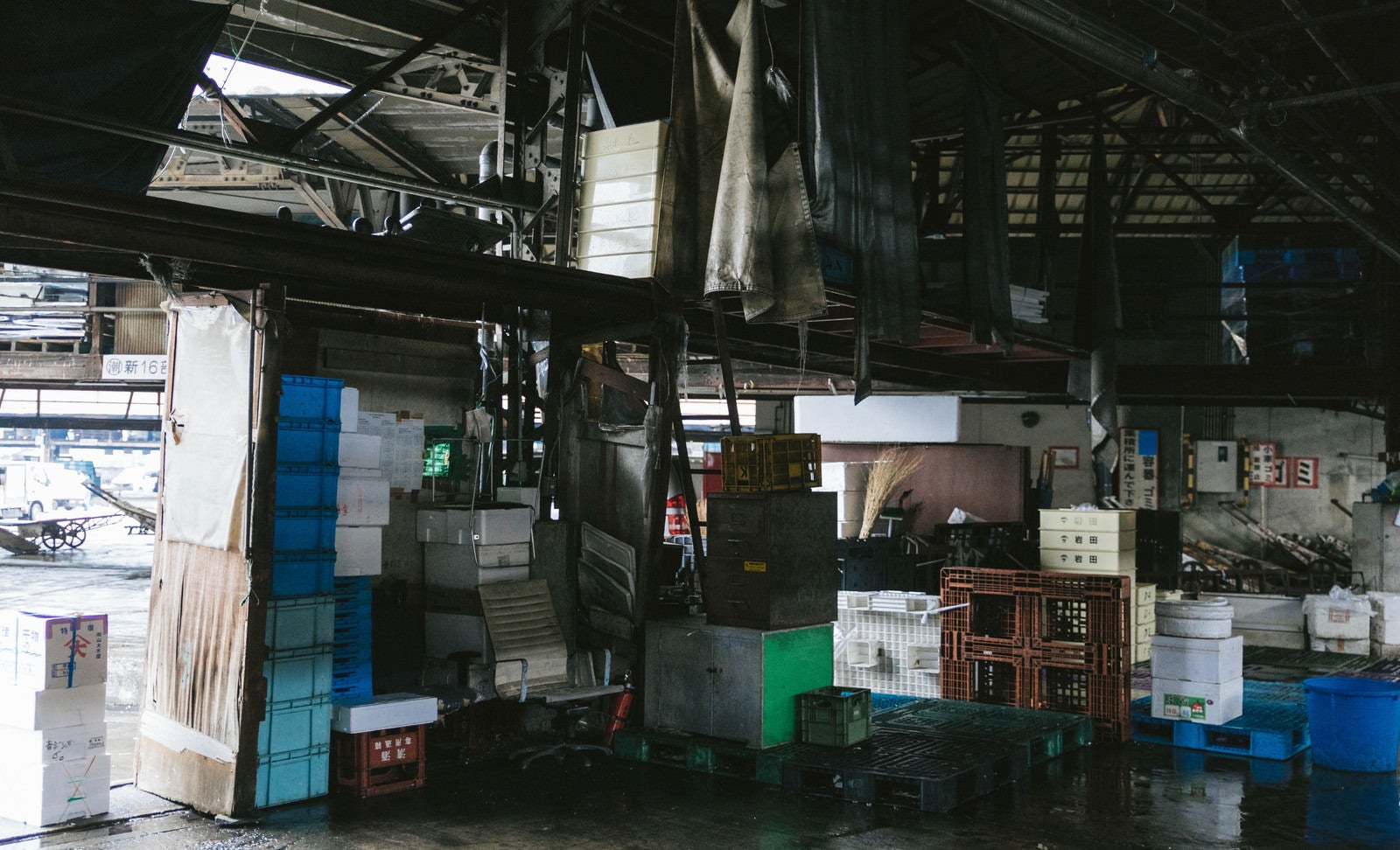 「老朽化が心配な東京築地市場内の様子」の写真