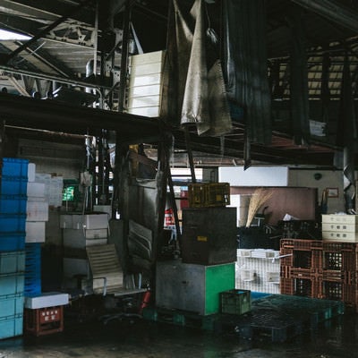 老朽化が心配な東京築地市場内の様子の写真