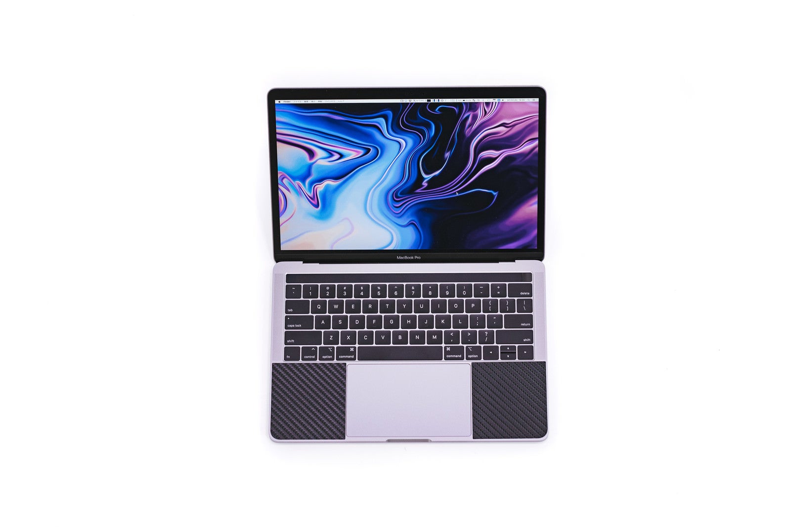 「MacBook Pro 2018 の画面とキーボード」の写真
