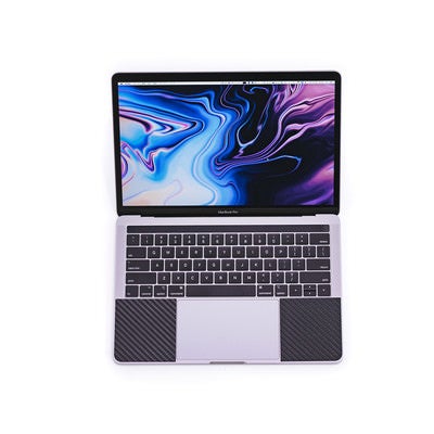 MacBook Pro 2018 の画面とキーボードの写真