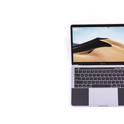 新しい壁紙を表示したMacBook Pro 2018の写真