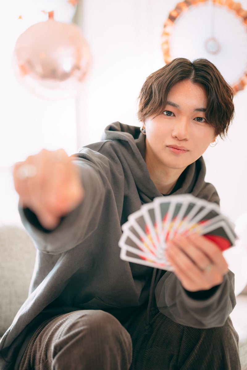 「カードゲームをする男性」の写真［モデル：SHUN］