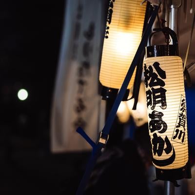 夜間の須賀川市で開催される松明あかしの提灯の写真