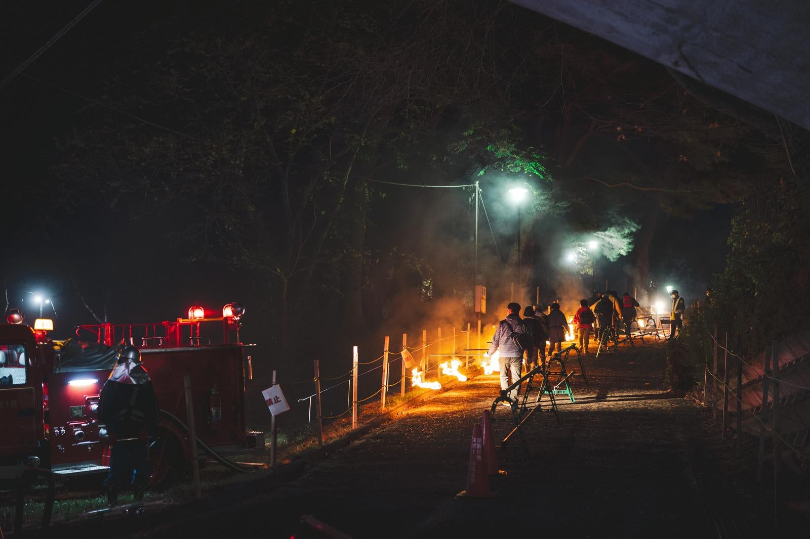 「炎を持ち歩く松明あかしの参列者」の写真