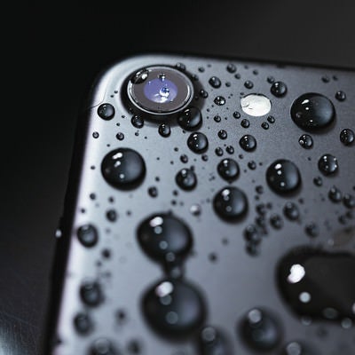 水滴まみれのiPhoneの写真