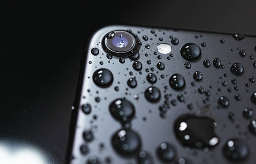 水滴まみれのiPhoneの写真