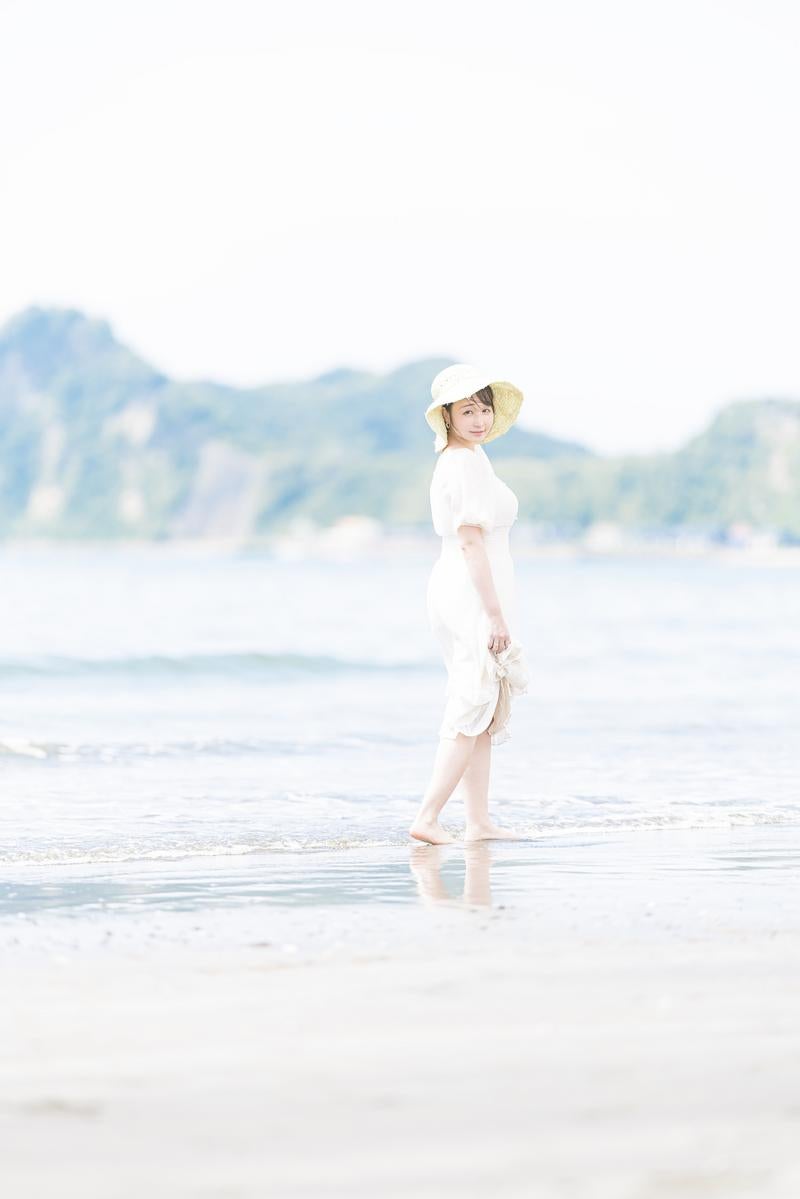 「波打ち際を歩く彼女と夏の思い出」の写真［モデル：茜さや］