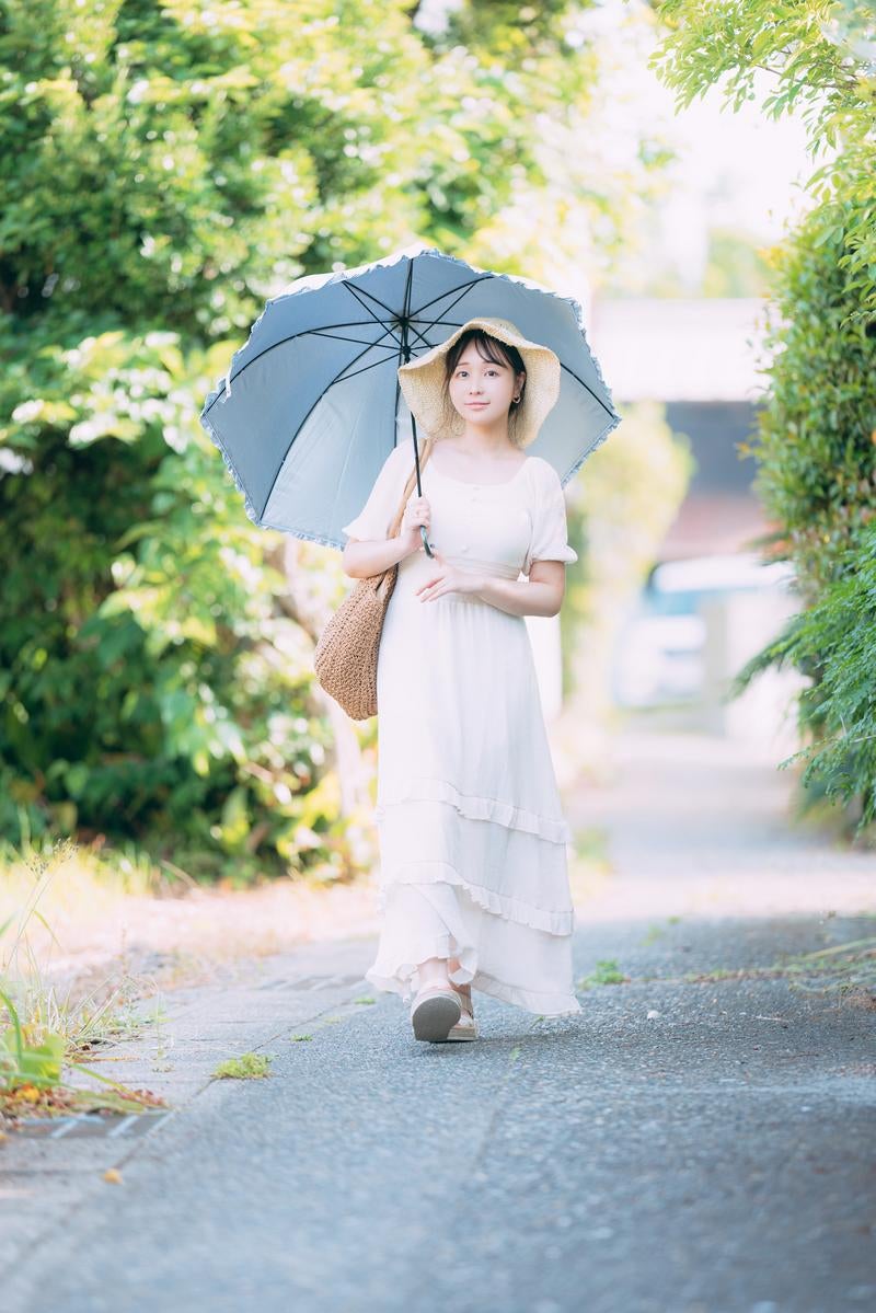 「新緑と日傘を持った女性のポートレート」の写真［モデル：茜さや］