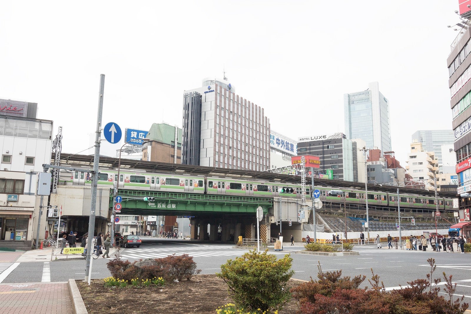 「五反田駅前と山手線」の写真