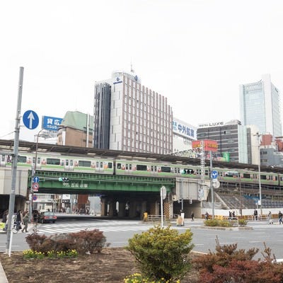 五反田駅前と山手線の写真
