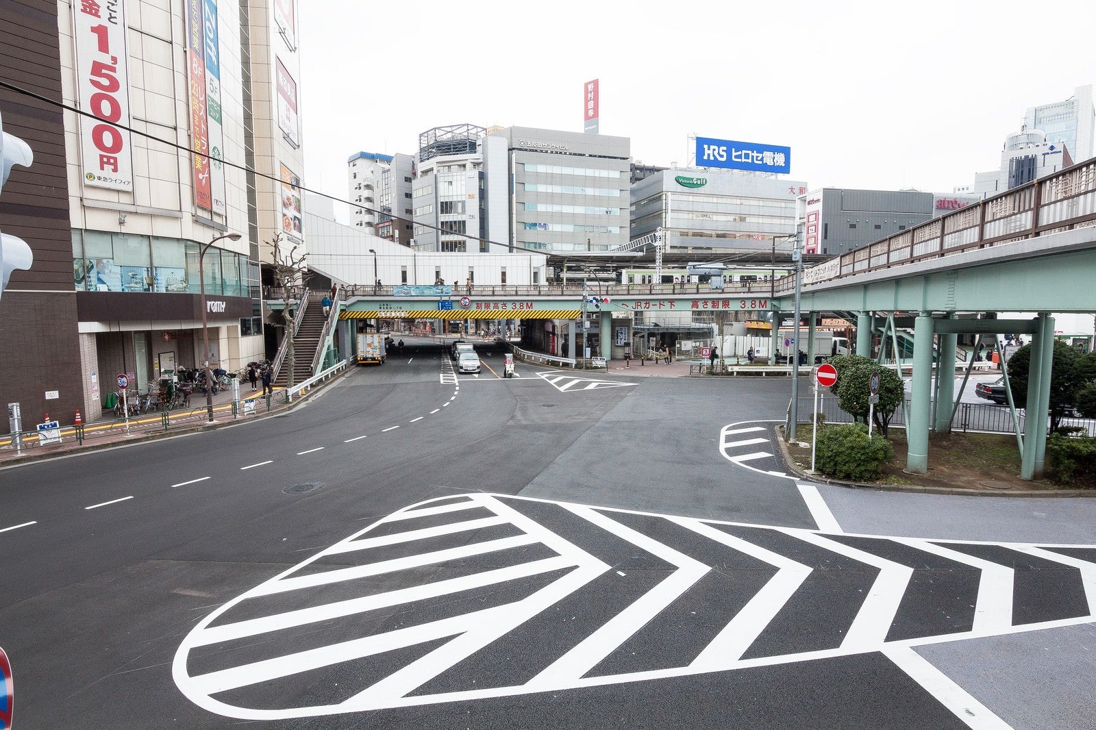 「五反田駅前東口の歩道橋」の写真