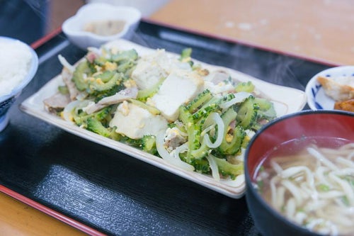 沖縄定食のヘルシー料理「ゴーヤチャンプル」の写真