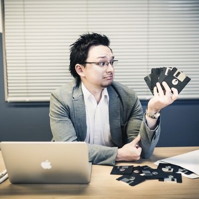 「FBで連絡下さい」と言ったのにフロッピーディスクが送られてきて困惑するドイツ人ハーフ男性の写真