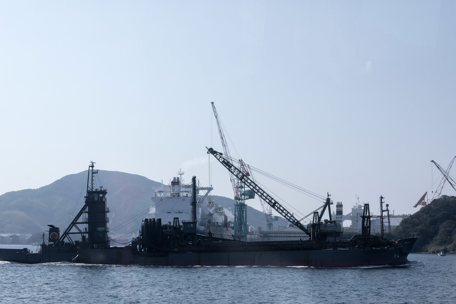 「フェリーの後姿と海砂採取船（長崎県）」の写真
