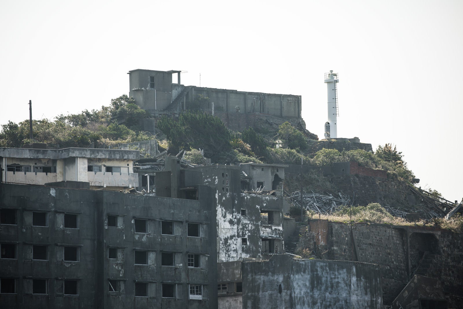 「軍艦島にそびえる肥前端島灯台」の写真