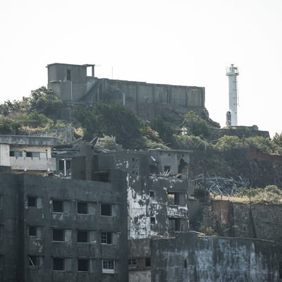 軍艦島にそびえる肥前端島灯台の写真