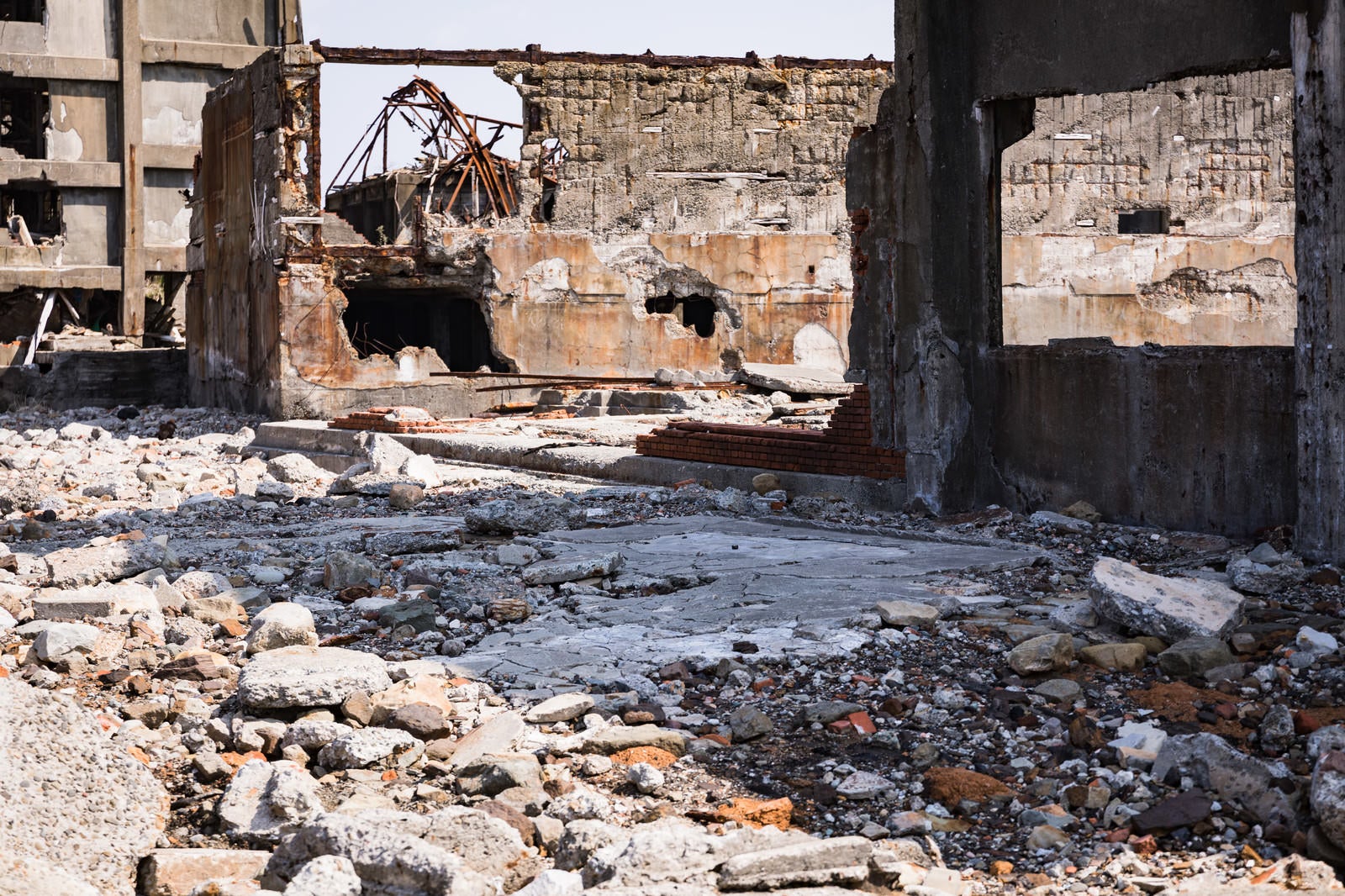 「崩れ落ちた建物と瓦礫（軍艦島）」の写真