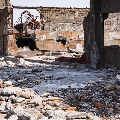 崩れ落ちた建物と瓦礫（軍艦島）の写真