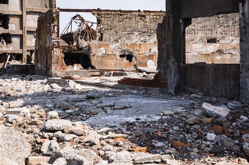 崩れ落ちた建物と瓦礫（軍艦島）の写真