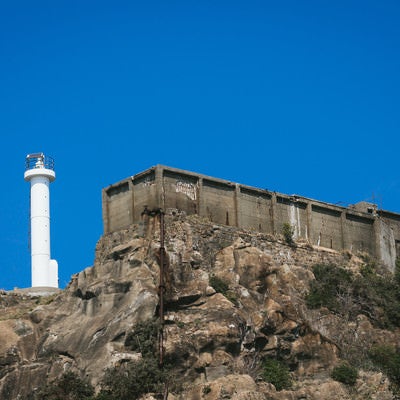 肥前端島灯台の隣にある巨大な貯水槽（軍艦島）の写真