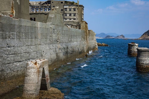 軍艦島を高波から守る防波堤の写真
