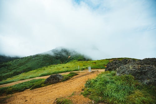 雲に包まれる破風岳への登山ルートの写真