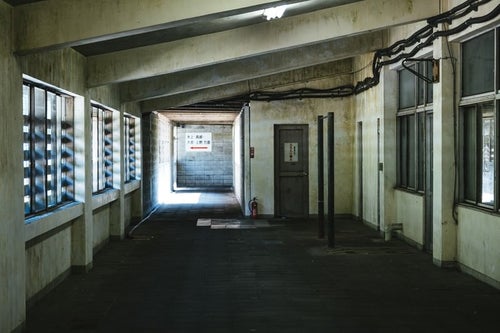 薄暗い土合駅の写真