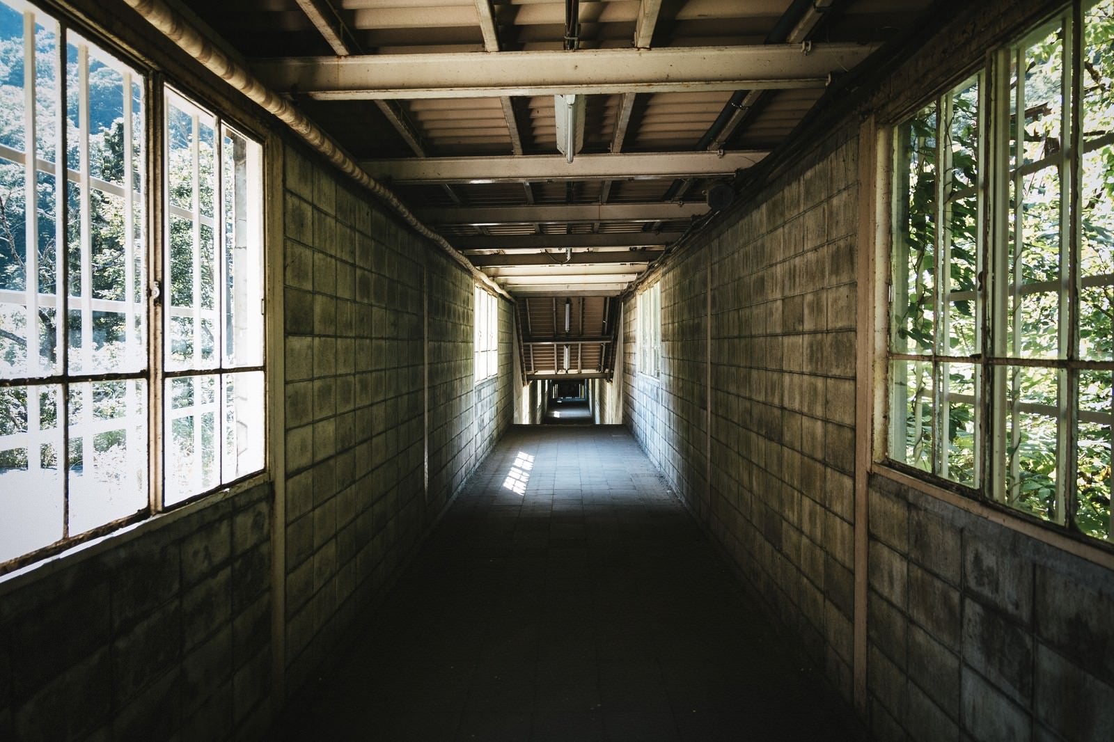 「土合駅の下りホームに向かう途中の通路」の写真