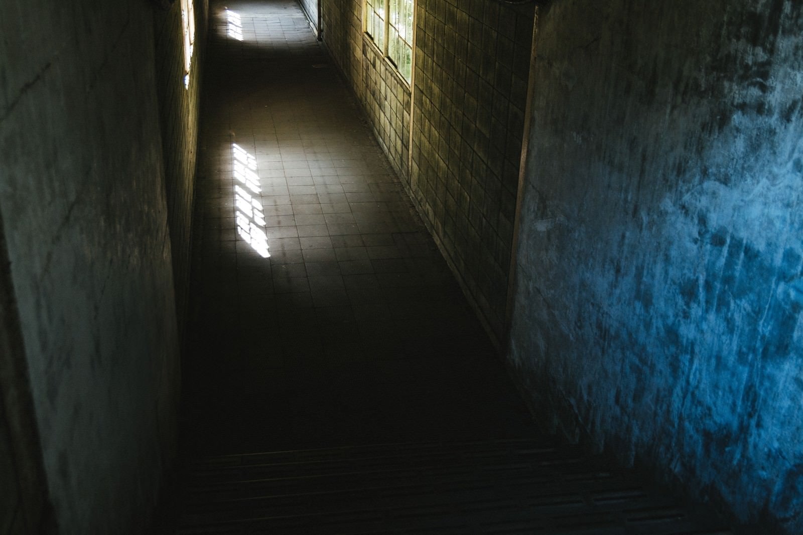「暗く奥まった土合駅の通路」の写真