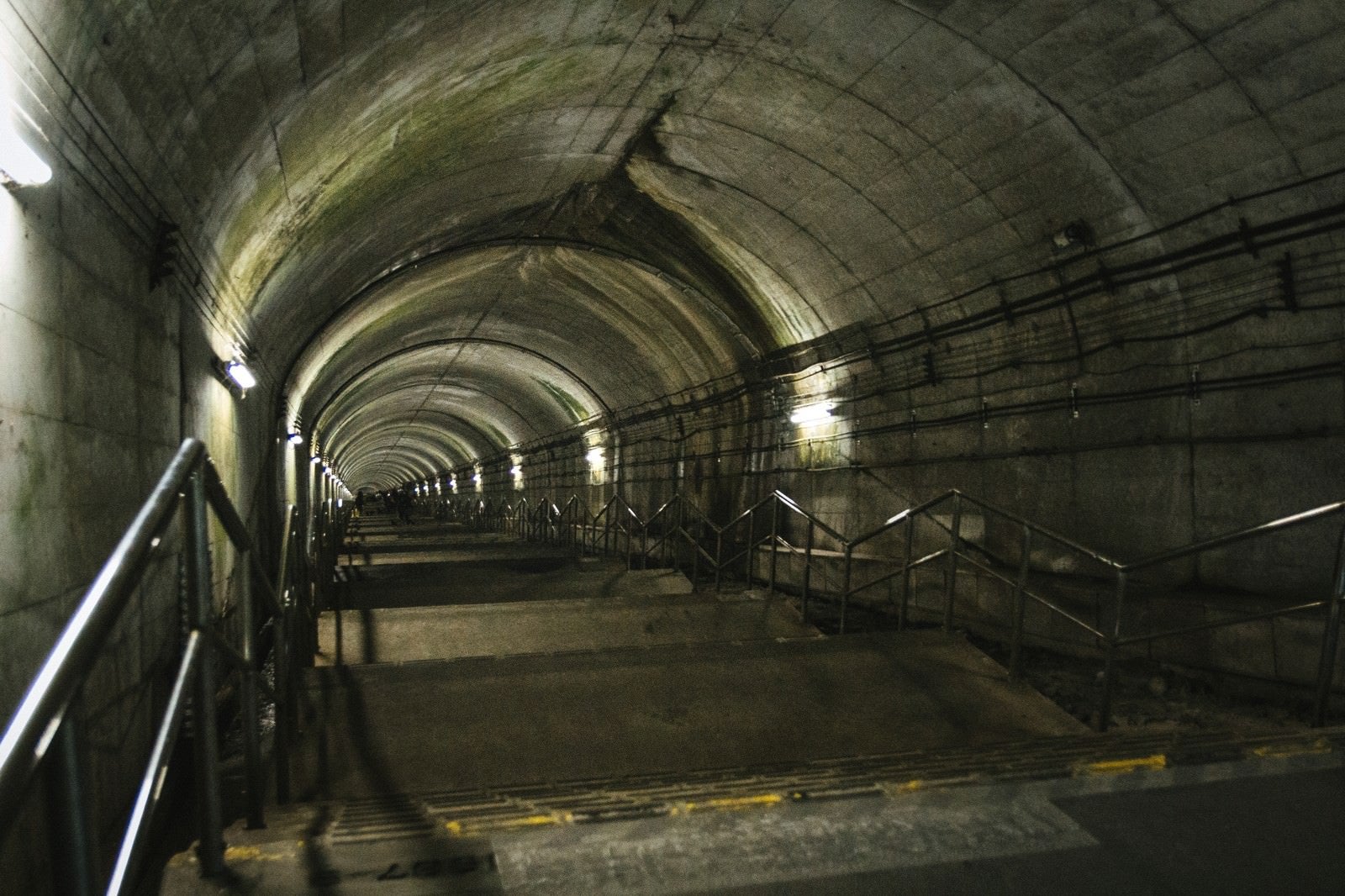 「地下ホームへと続く暗いトンネル」の写真