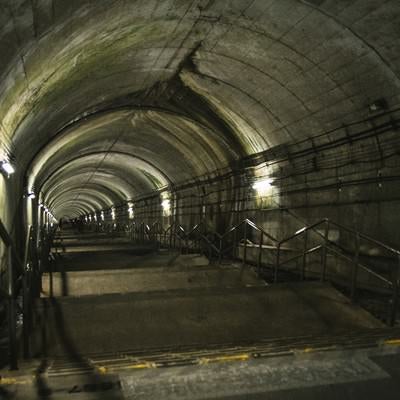 地下ホームへと続く暗いトンネルの写真