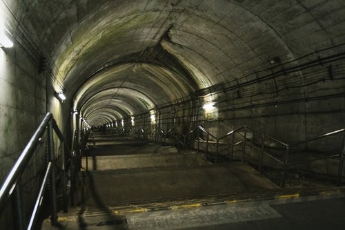 地下ホームへと続く暗いトンネルの写真