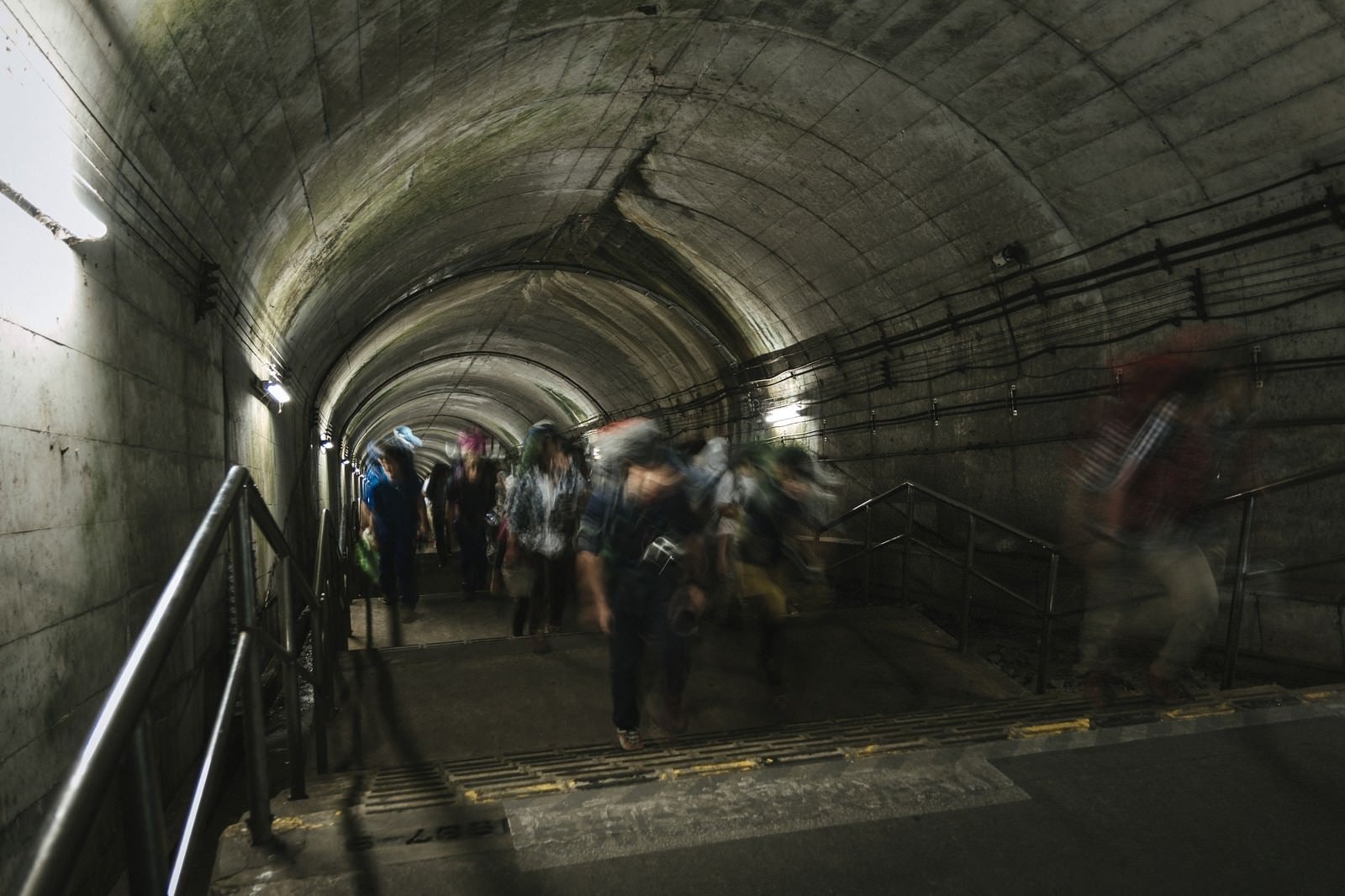 「土合駅の階段をのぼる人たち」の写真