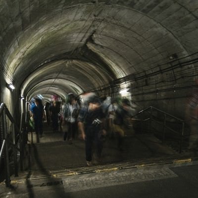 土合駅の階段をのぼる人たちの写真