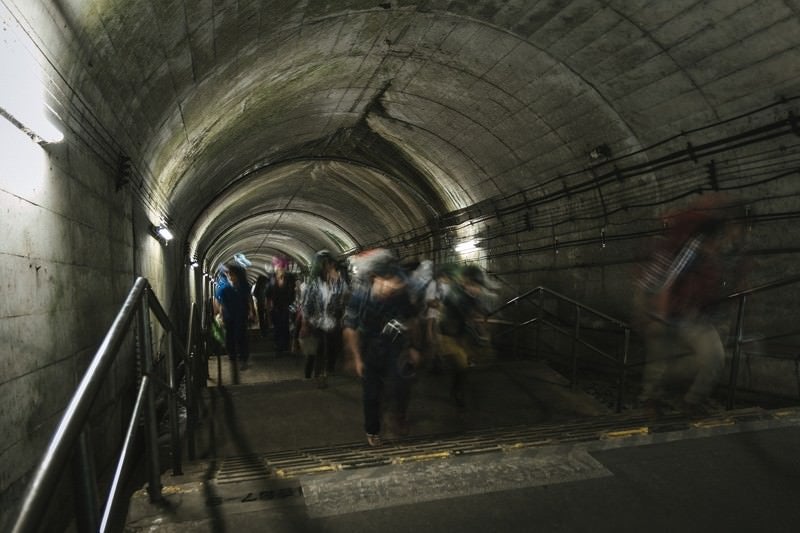 土合駅の階段をのぼる人たちの写真