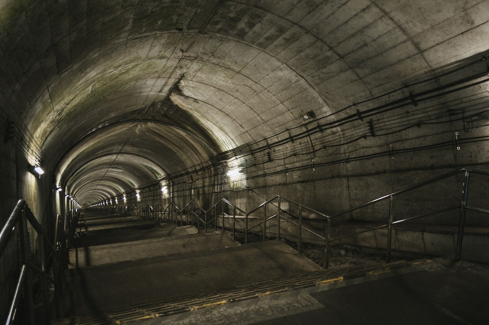 「ダンジョン感ある土合駅の下り階段（462段）」の写真
